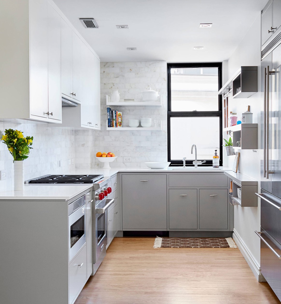 3 Gorgeous Grey and White Kitchens that Get Their Mix Right - grey and white kitchen designs
