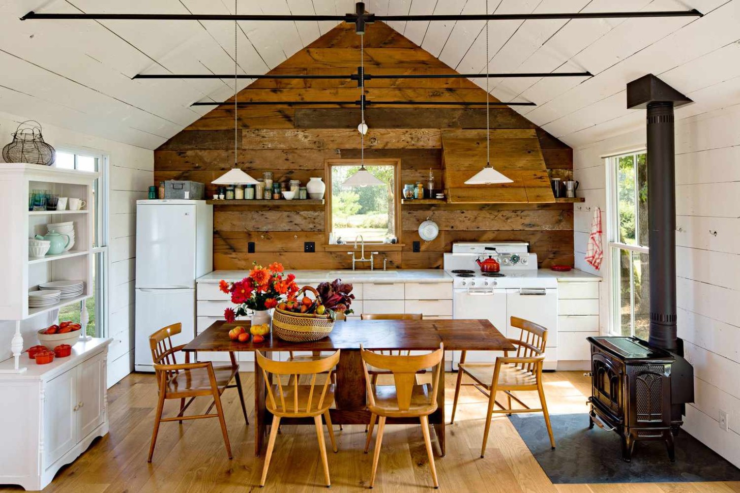 9 Modern Cottage Kitchens For Every Decorating Taste - what is a cottage kitchen?