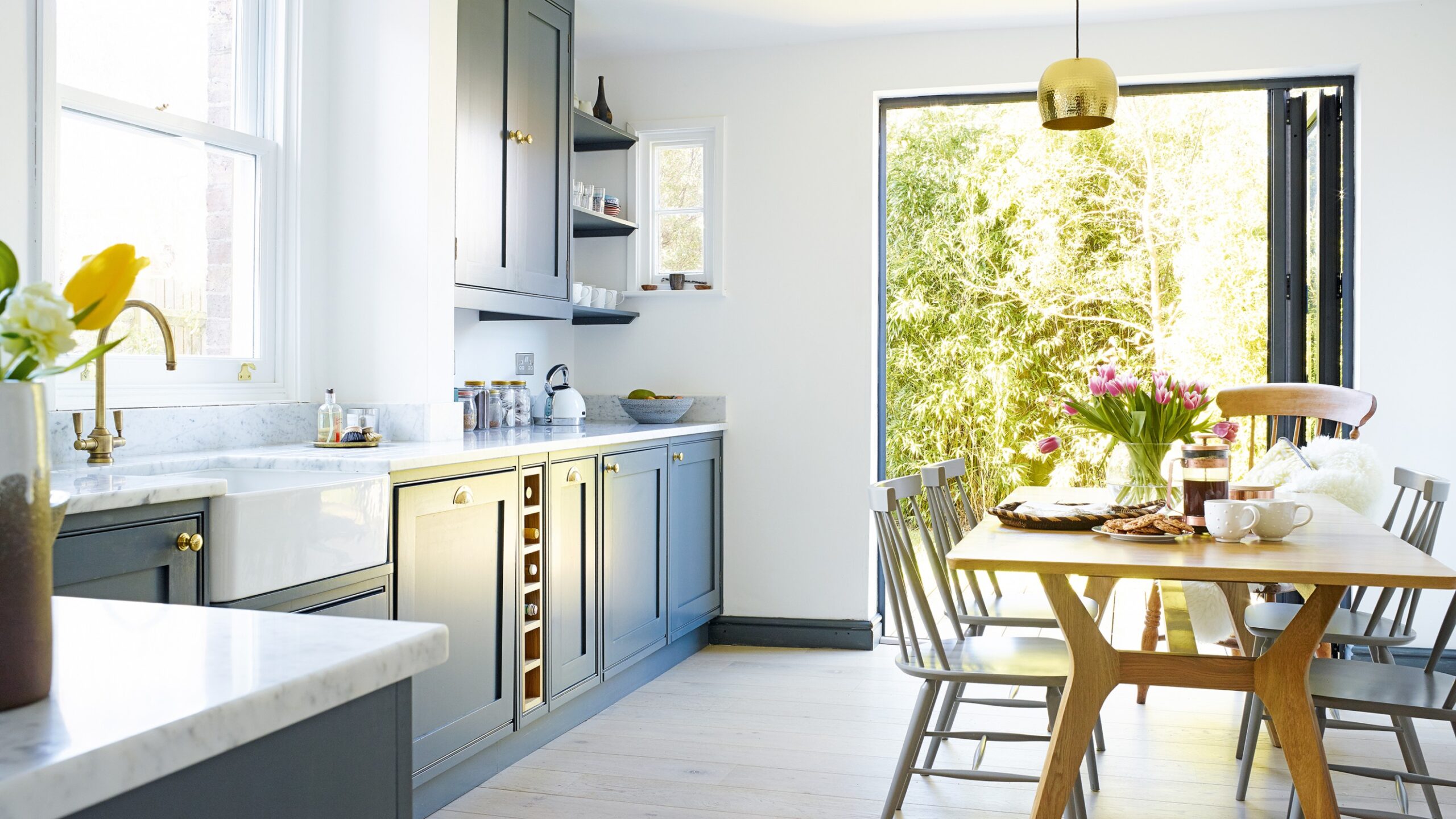 How to make a small kitchen look bigger – 4 expert tips and  - what color to paint a small kitchen to make it look bigger?