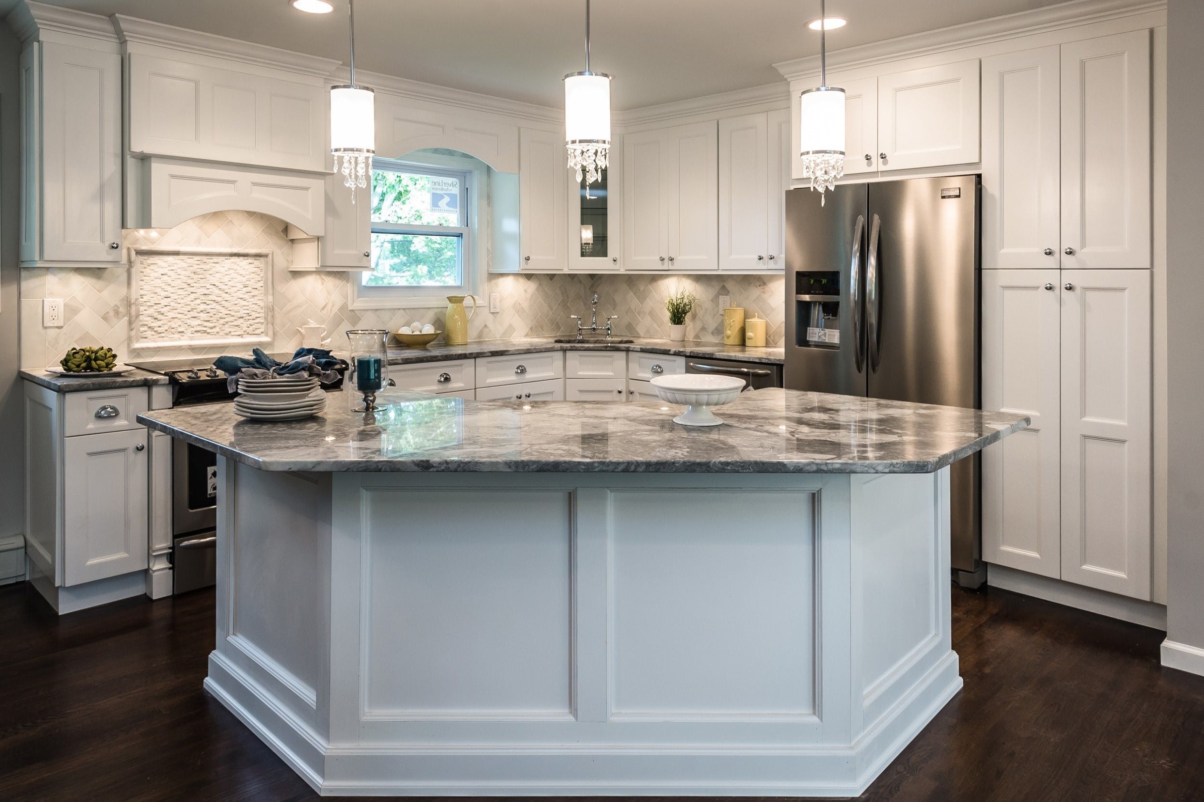 How to pair kitchen countertops and cabinets - what cabinet color goes with white countertops?