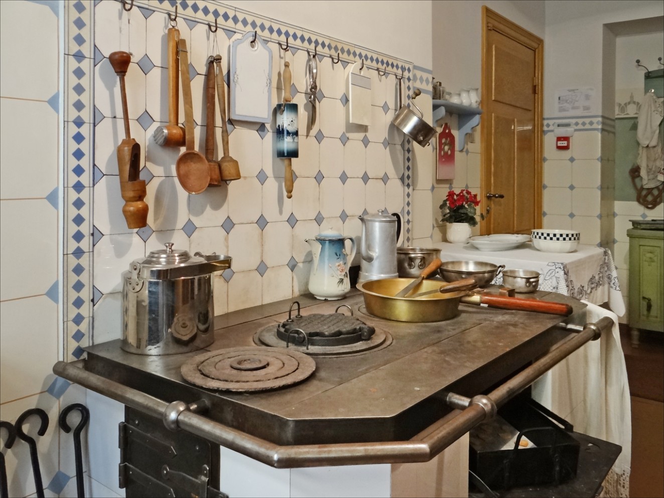 Kitchen - Wikipedia - traditional kitchen definition